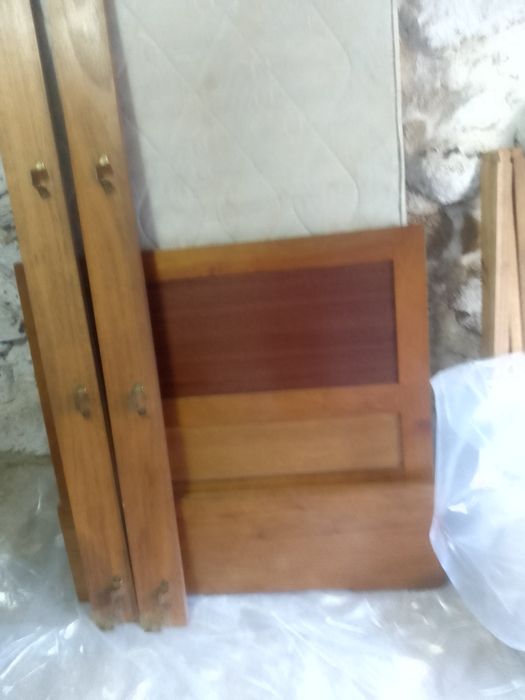 Mobília para quarto (duas mesinhas de cabeceira) com cama e colchão