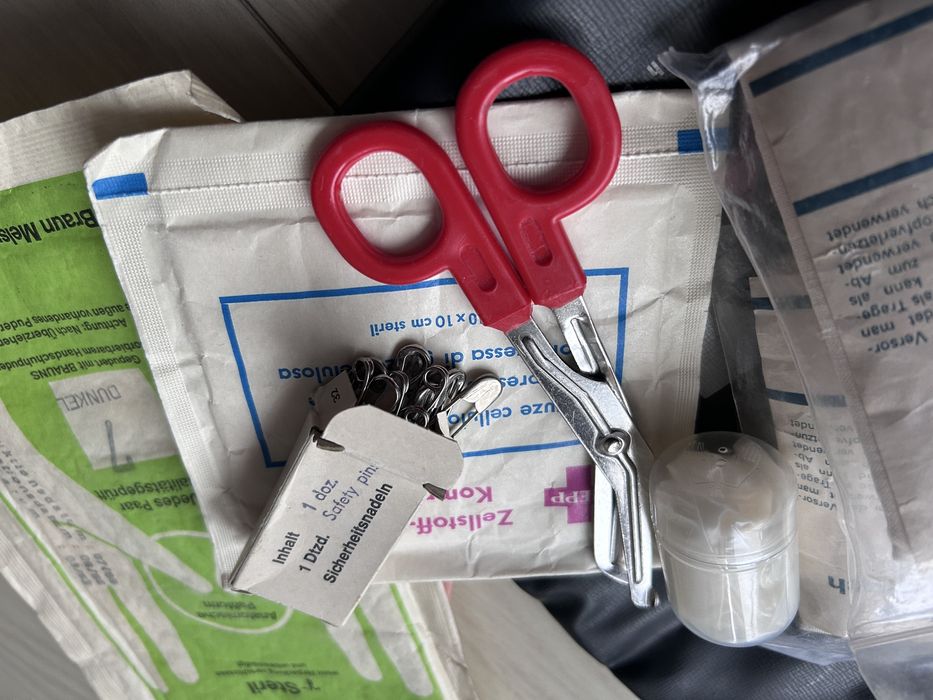 Apteczka samochodowa do starego auta 88 rok ( produkt kolekcjonerski)