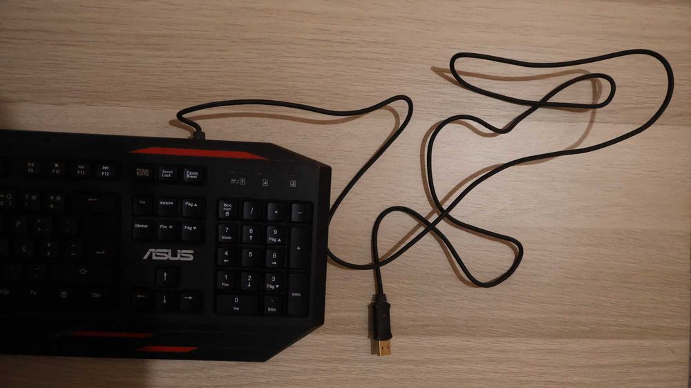 Teclado Gaming ASUS Sagaris GK100 Mecânico — PT — Preto