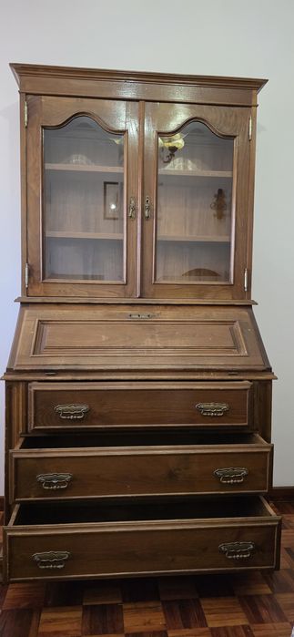 Mobília de Quarto Clássica em Madeira Maciça: 2 Camas Completas + Mesa Cabeceira + Secretária Papeleira