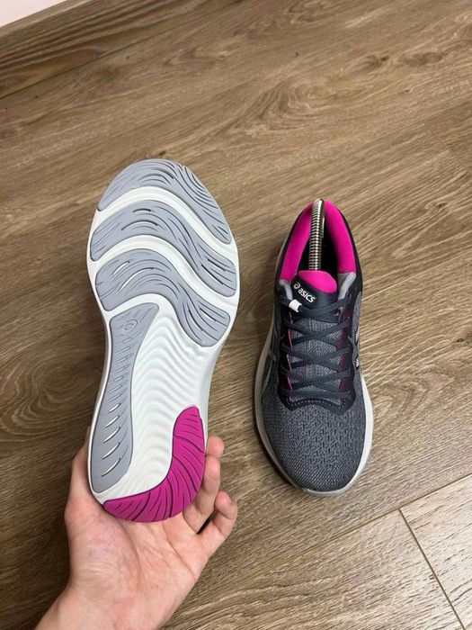 Продам БОМБЕЗНІ жіночі бігові кросівки Asics Gel Pulse 13