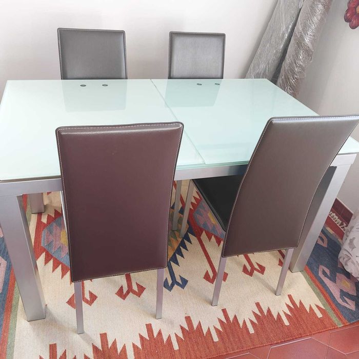 Mesa Extensível de vidro com 4 cadeiras