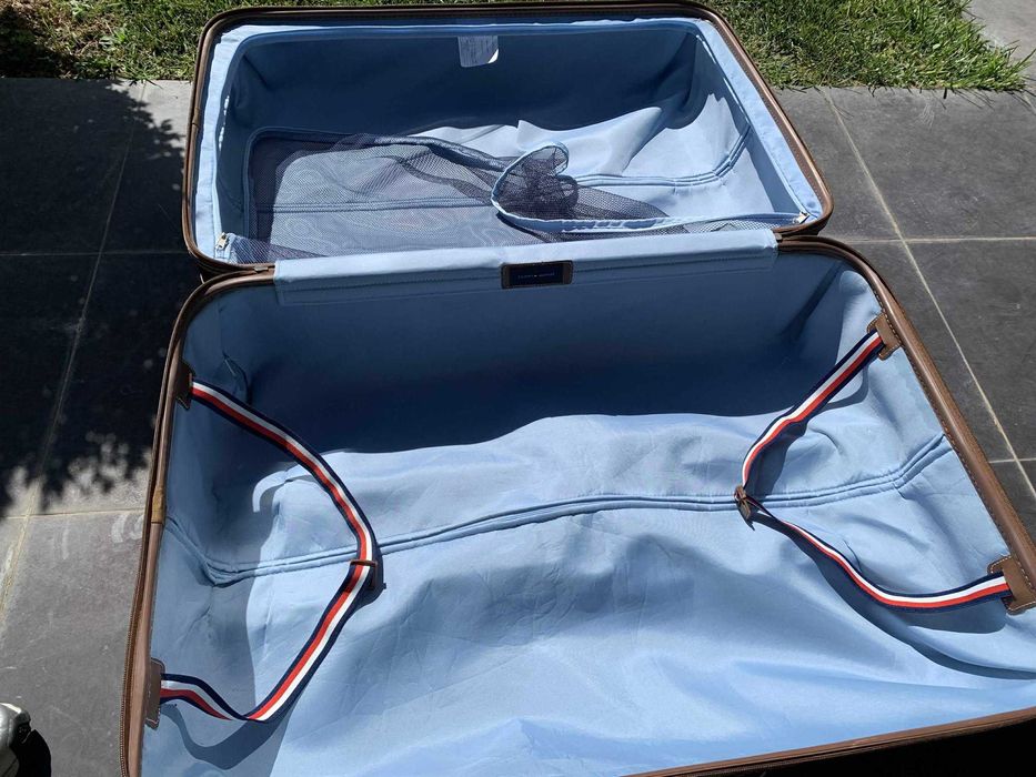 Mala de viagem grande com 4 rodas (marca Tommy Hilfiger)—em bom estado