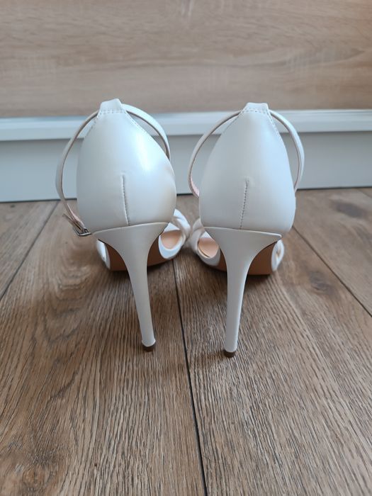 Białe sandały na szpilce
