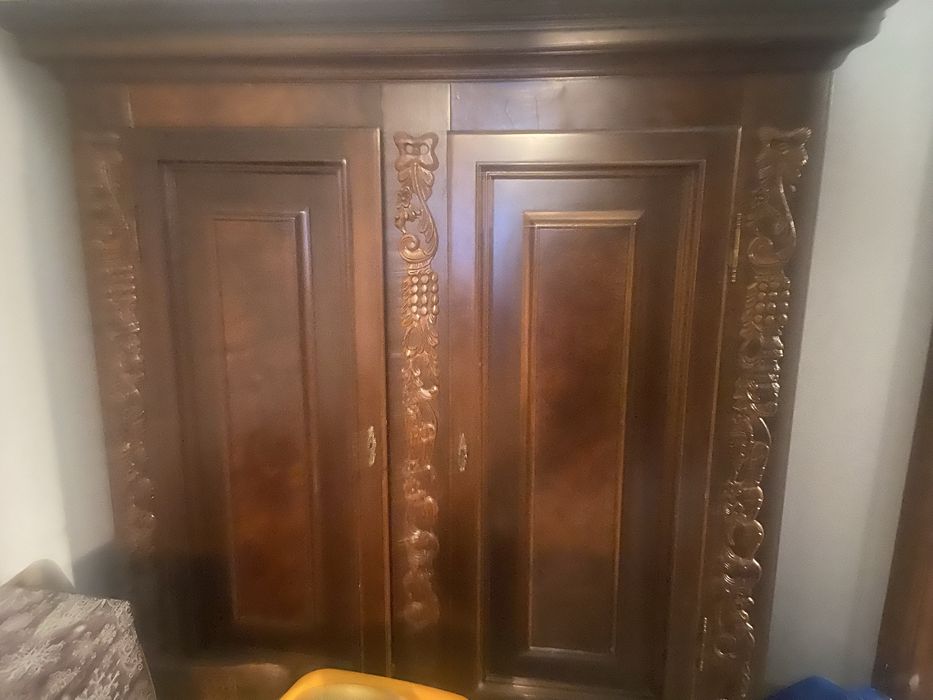 Piekna  szafa dwudrzwiowa  styl Gdanska fornitowana