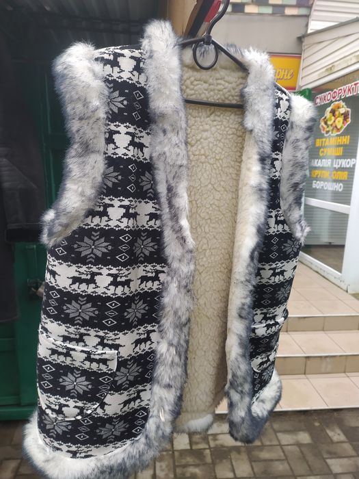 Тепла зручна жилетка