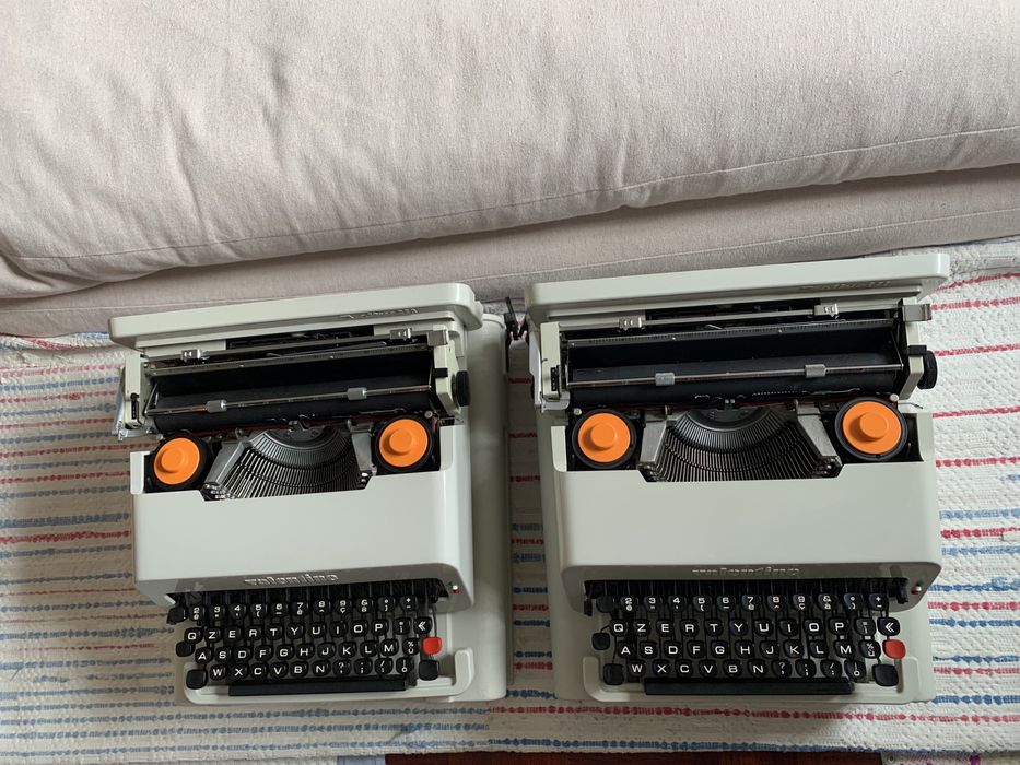 2 máquinas de escrever Olivetti Valentine brancas