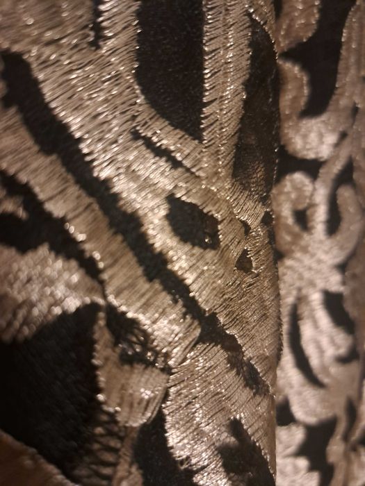 Sukienka czarna ze złotym haftem