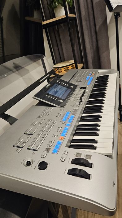 Tyros 4 stan idealny + gratisy