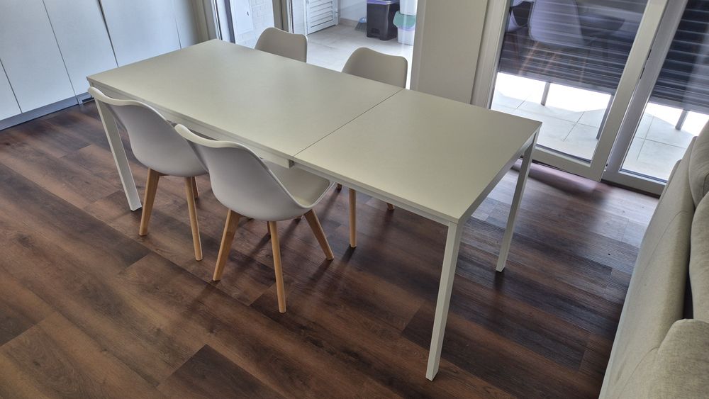 Mesa Vangsta Ikea + 4 cadeiras (extensível)