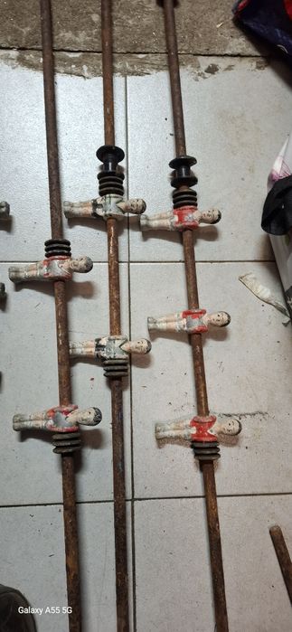 Vários varões com matraquilhos