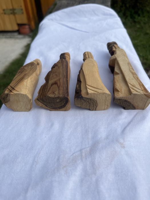 Drewniane figurki królowie