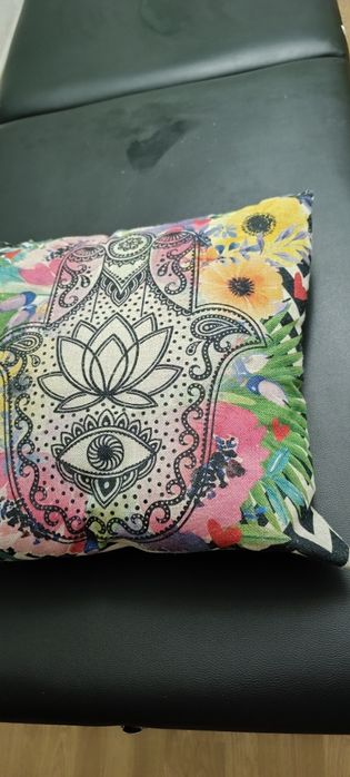 Almofada decorativa, usada. Não tem fecho de abertura