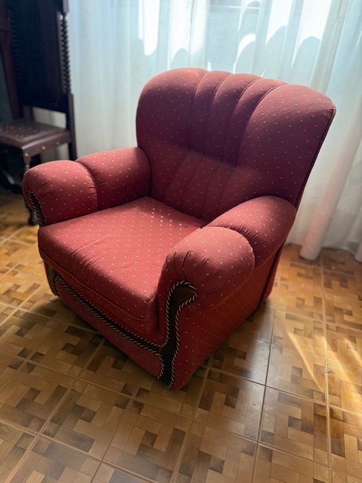 Conjunto sofá cama 3 lugares e 2 poltronas em tecido vermelho/bordô