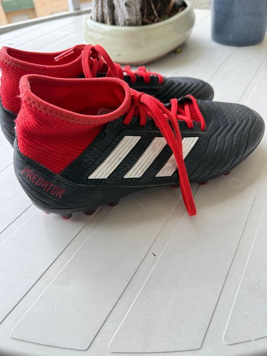 Chuteira Adidas Predator 18.3 com meia de compressão