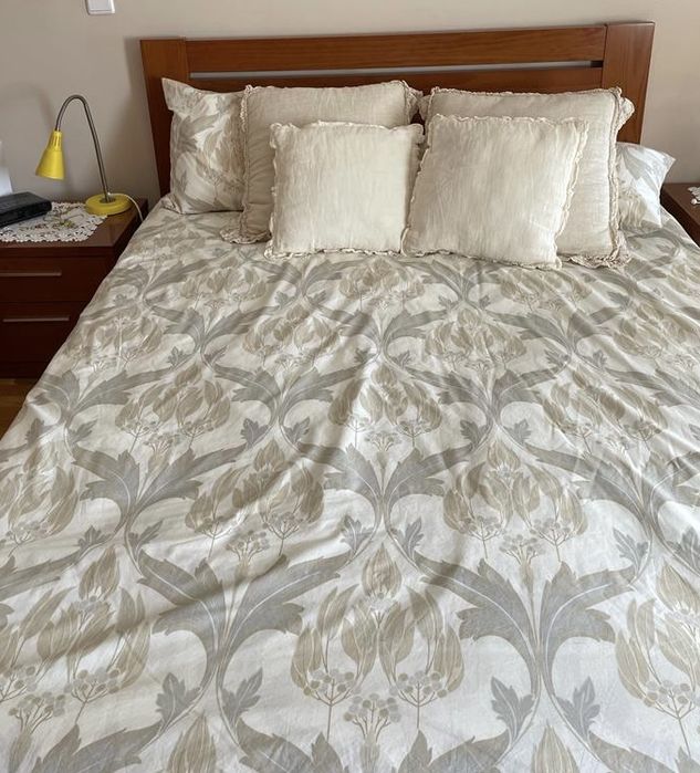 Cama de casal em bom estado