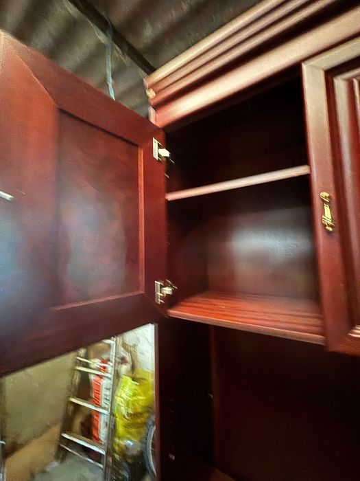 Armário de madeira com 4 portas e espaço para mais