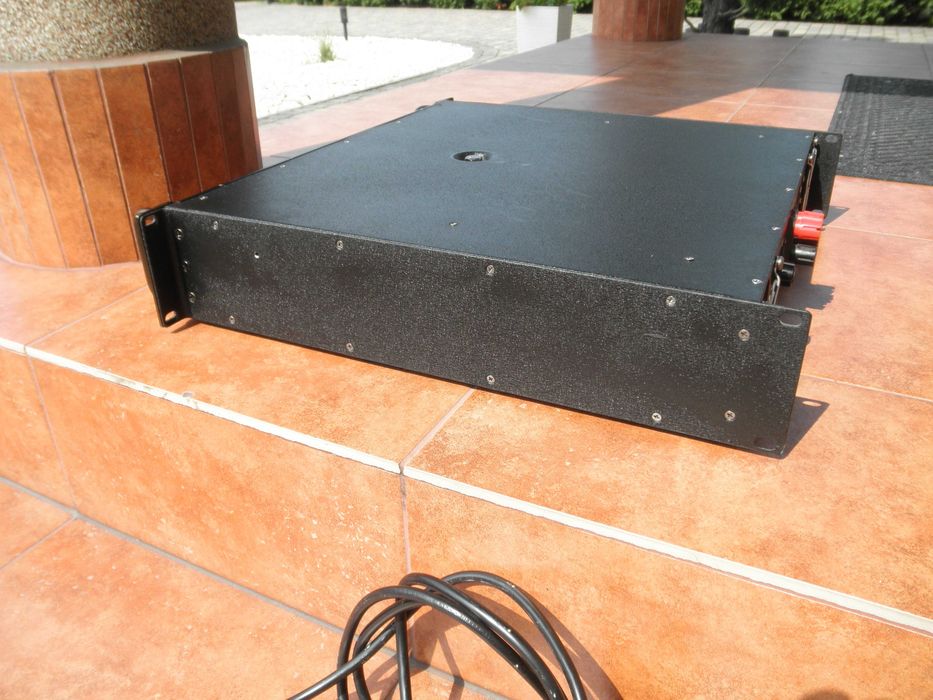 Końcówka mocy The T.amp 1050. Wzmacniacz 2x 520 W rms.