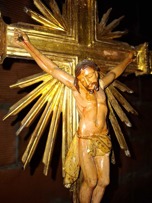 Cruxifixo e cristo em madeira. Antigo