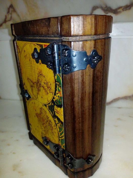 Caixa de madeira, em forma de baú, com cadeado-Feita à mão em Espanha