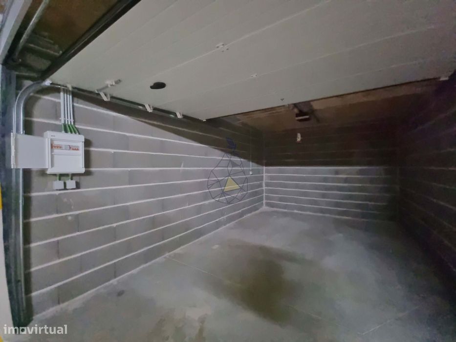 Garagens Box à Venda em Portimão — de 16 m² a 28 m², entre a estação d