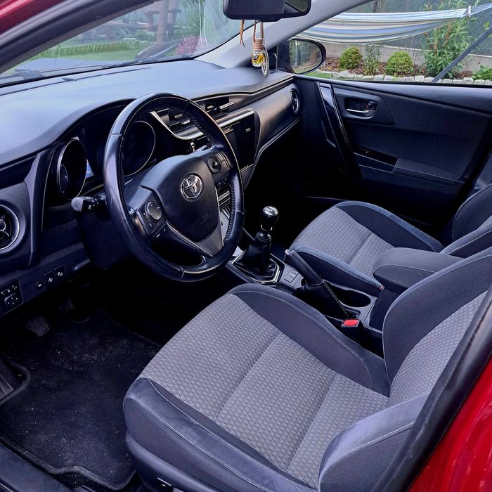 Samochody  toyota auris