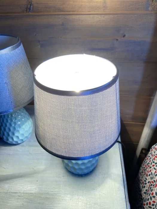 Dois candeeiros de mesa de cabeceira têm um design aconchegante