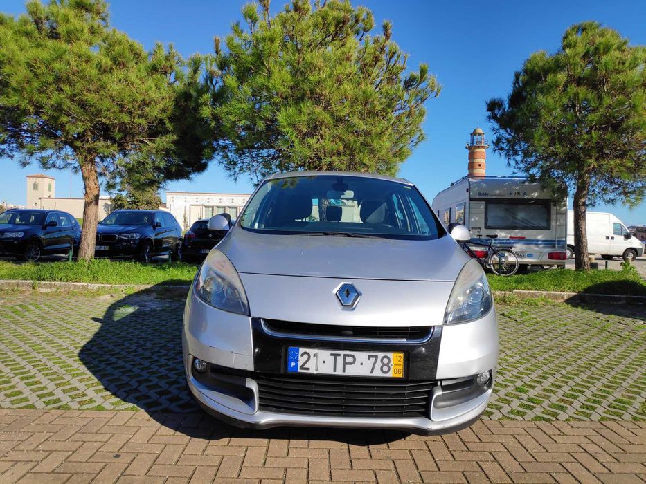 RENAULT SCENIC – Este monovolume de 2012 destaca-se pela sua versatilidade e conforto.