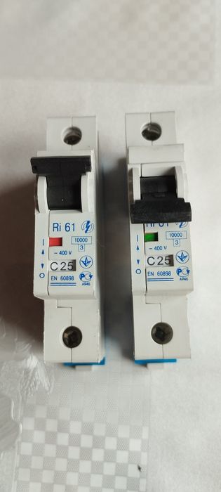 Автоматичний вимикач