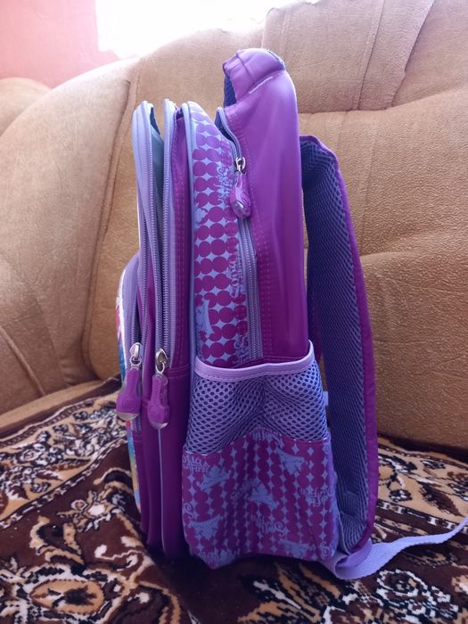 Шкільний рюкзак для дівчинки
