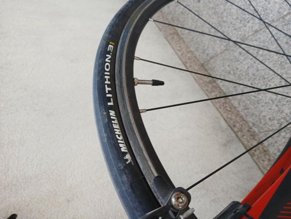 Bicicleta de estrada BH Sphene 105