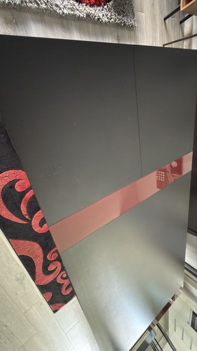 Vendo mesa de sala extensível + 4 cadeiras +tapete. Tudo em otimo estado.
