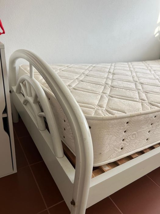 Cama de madeira branca com colchão e estrado