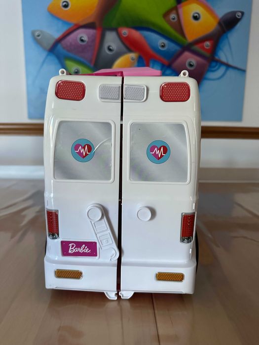 Barbie ambulância