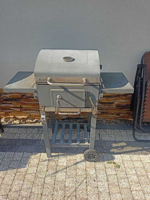 Grill ogrodowy na kółkach drzewny dobry stan