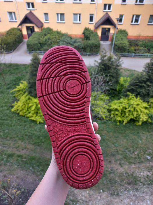 Nike junior low black and red