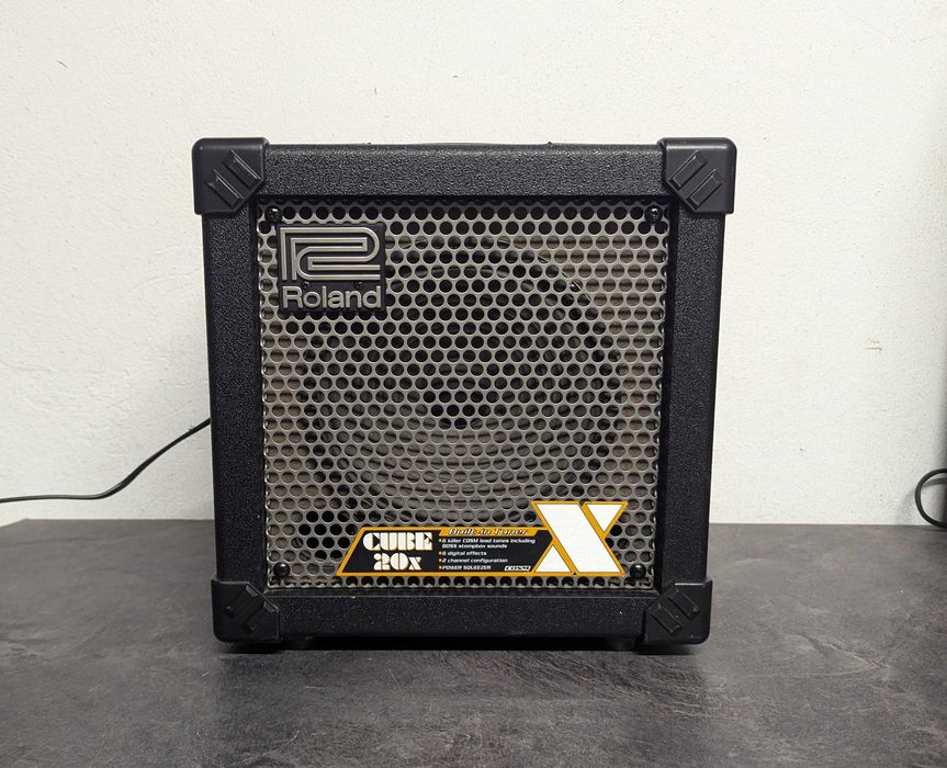 Гітарний комбопідсилювач Roland Cube 20X.