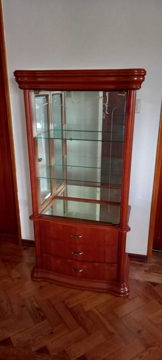 Cristaleira em cerejeira