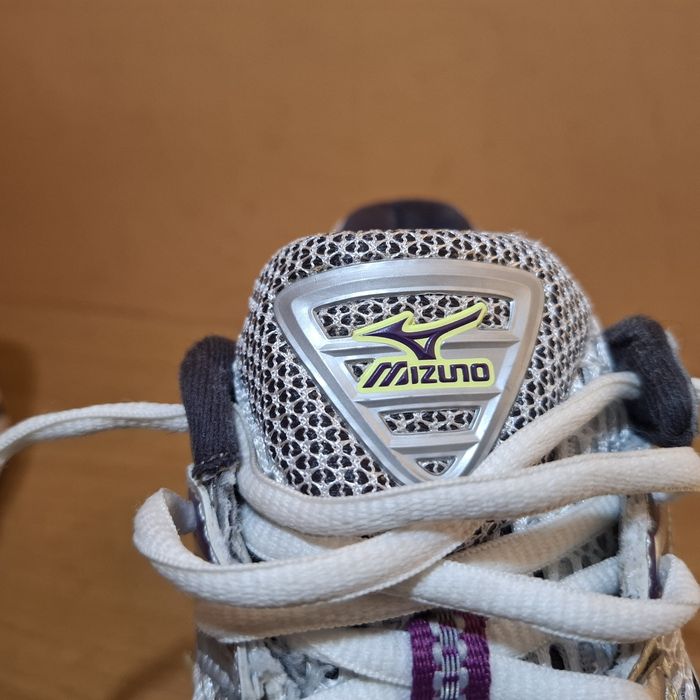 Жіночі фірмові кросівки Mizuno