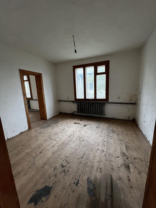 Продається добротній будинок з великою земельною ділянкою