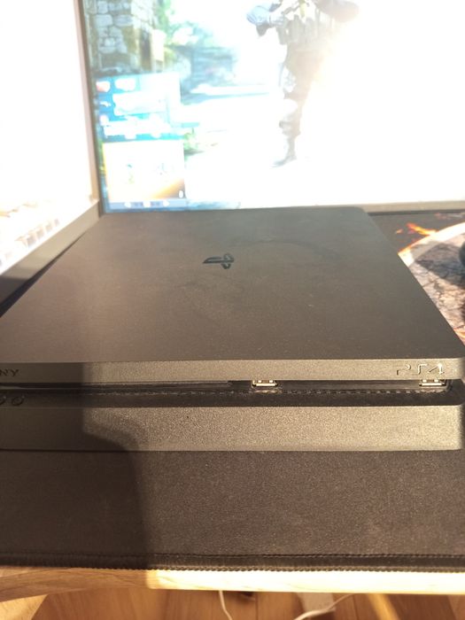 Ps4 w bardzo dobrym stanie + gry moge sie tez zamienic