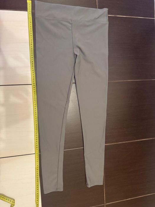 Сірі еластичні лосини