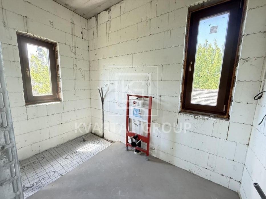 Продаж будинку 180 м² на 11 сотках з гаражем, підвалом 105 м² та укриттям в Блиставиці.