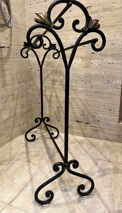 Elegancki metalowy wieszak stojący