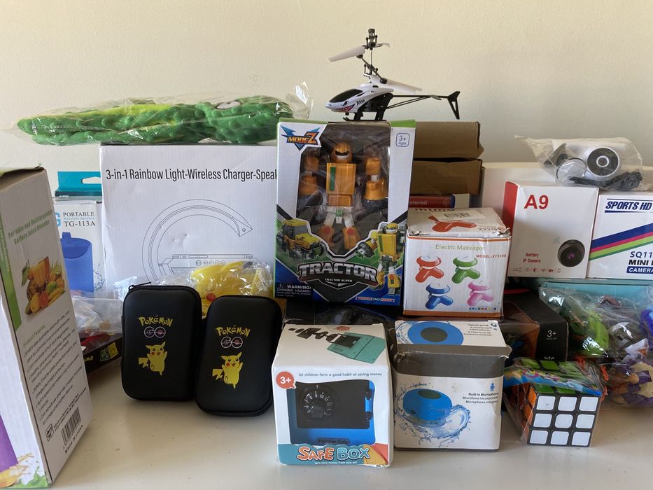 Vários produtos de tecnologia e Brinquedos