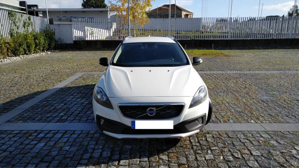 Volvo V40 Cross Country 1.6 D2 Kinetic 2015 — Funcional mas com ruido na caixa