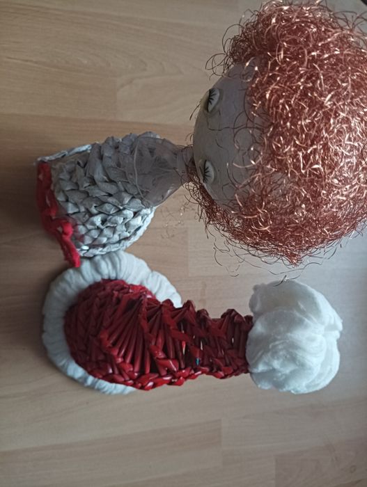 Lalka papierowa i czapka