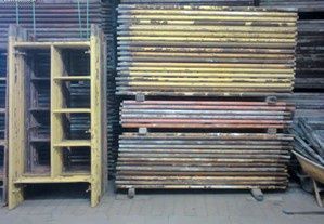 Vários lances de andaime e prumes de obra