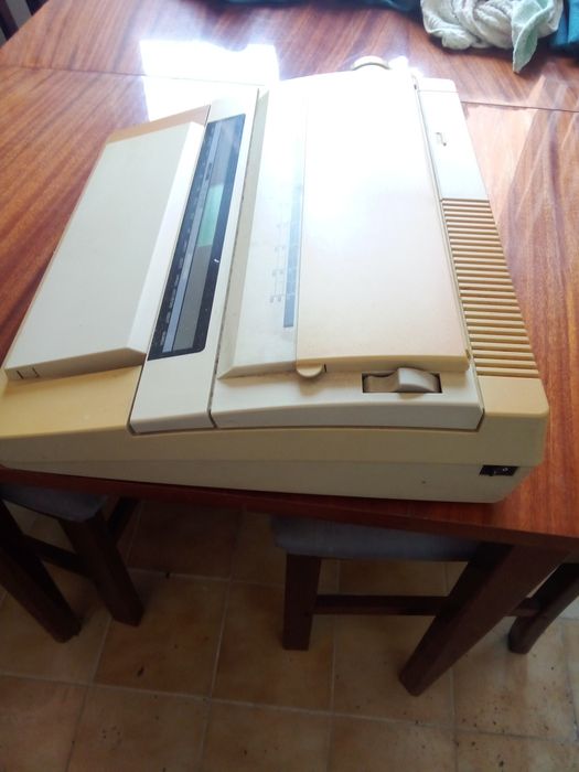 Máquina de escrever eléctrica, em bom estado.