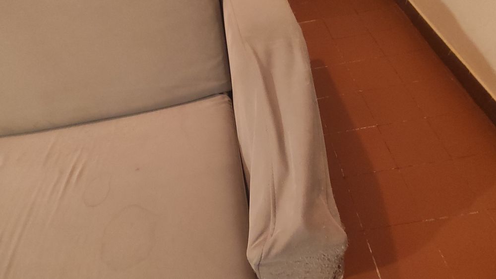 Sofa cama em estado razoável